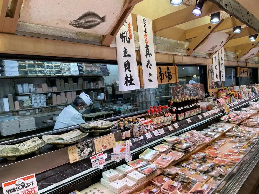 鮮魚コーナーでは下処理を無料で行ってくれます。