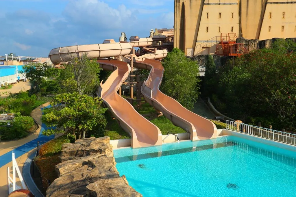 ラグーナ蒲郡のプール内にあるウォータースライダー