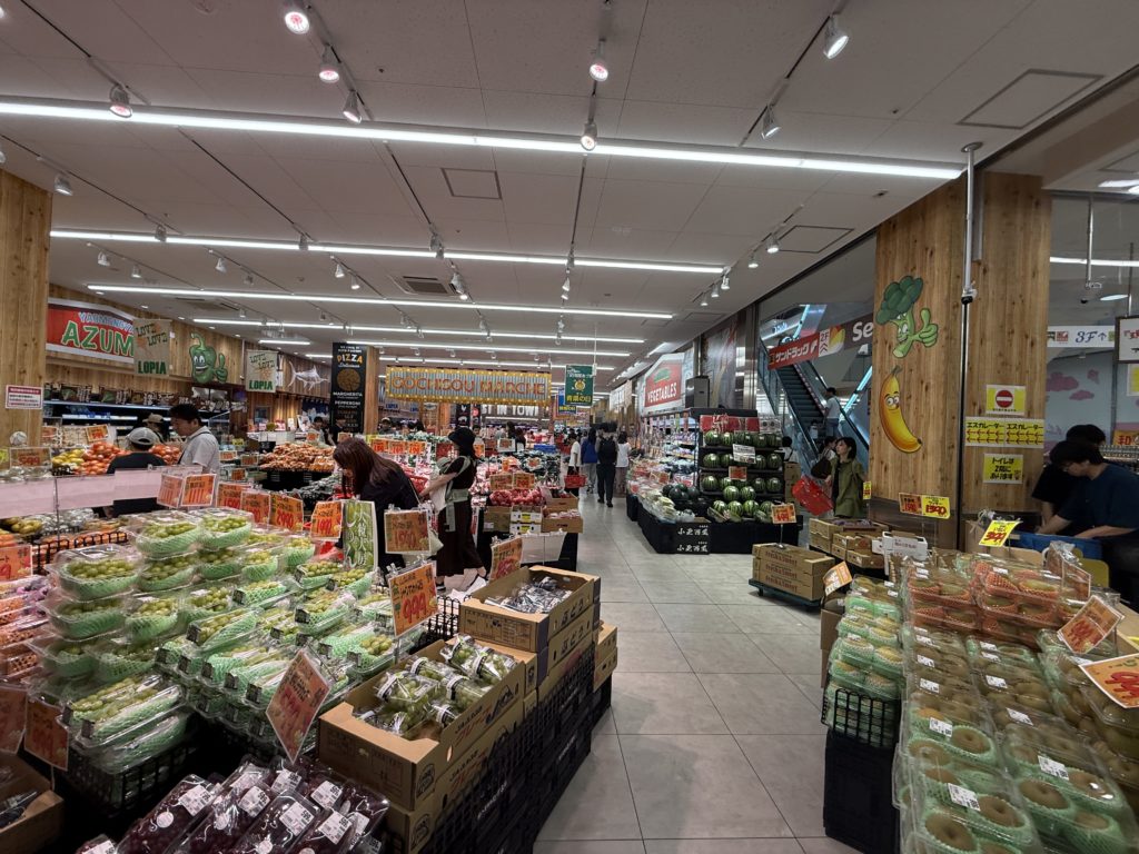 ロピア千種店の内観