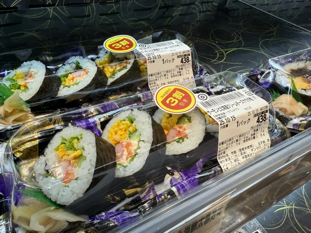 フランテロゼ白壁の巻き寿司。サーモンとクリームチーズのサラダ巻