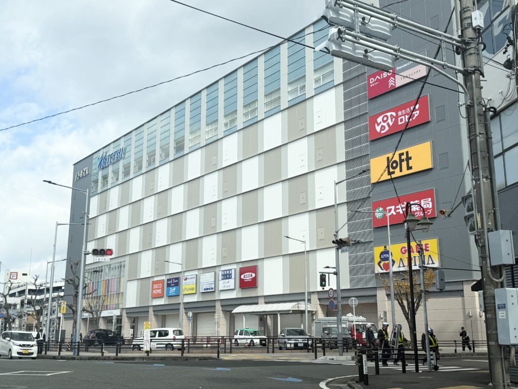 ロピア一宮店の外観