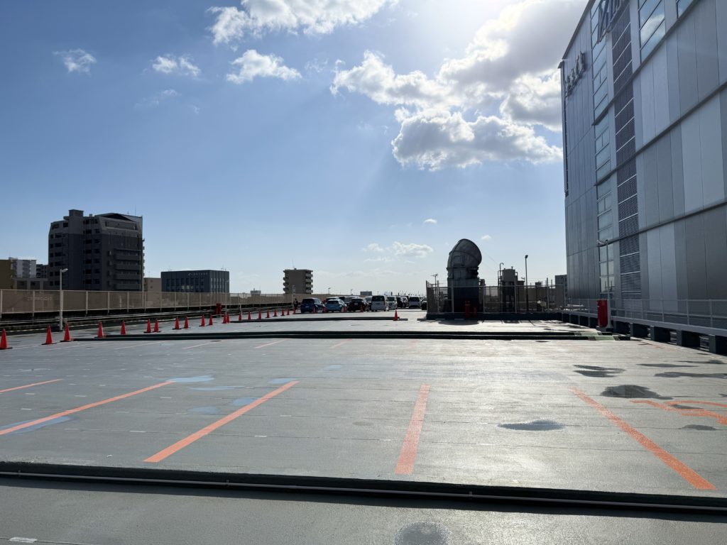 ロピア一宮店の駐車場