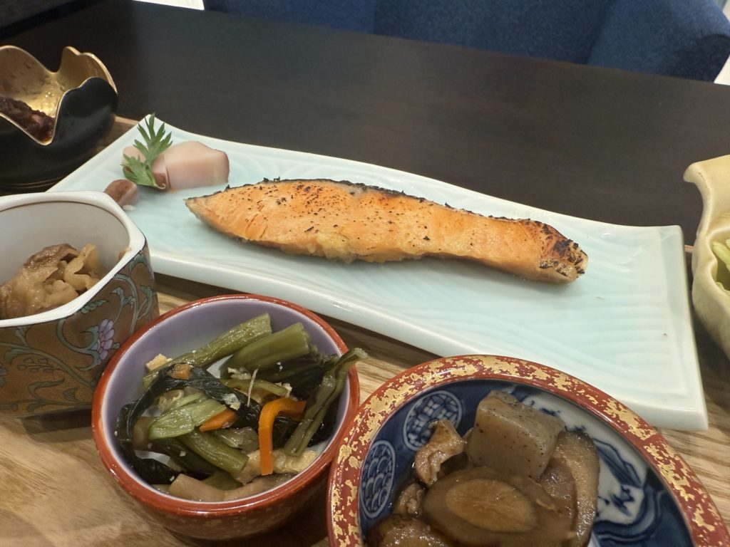 信州和御膳竹の鮭と野菜の小鉢