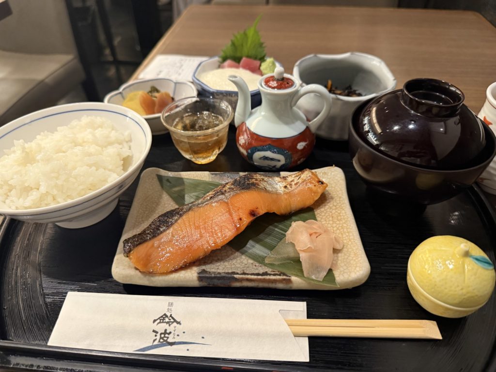 鈴波エスカ店のマグロ山かけ付き鈴波御膳