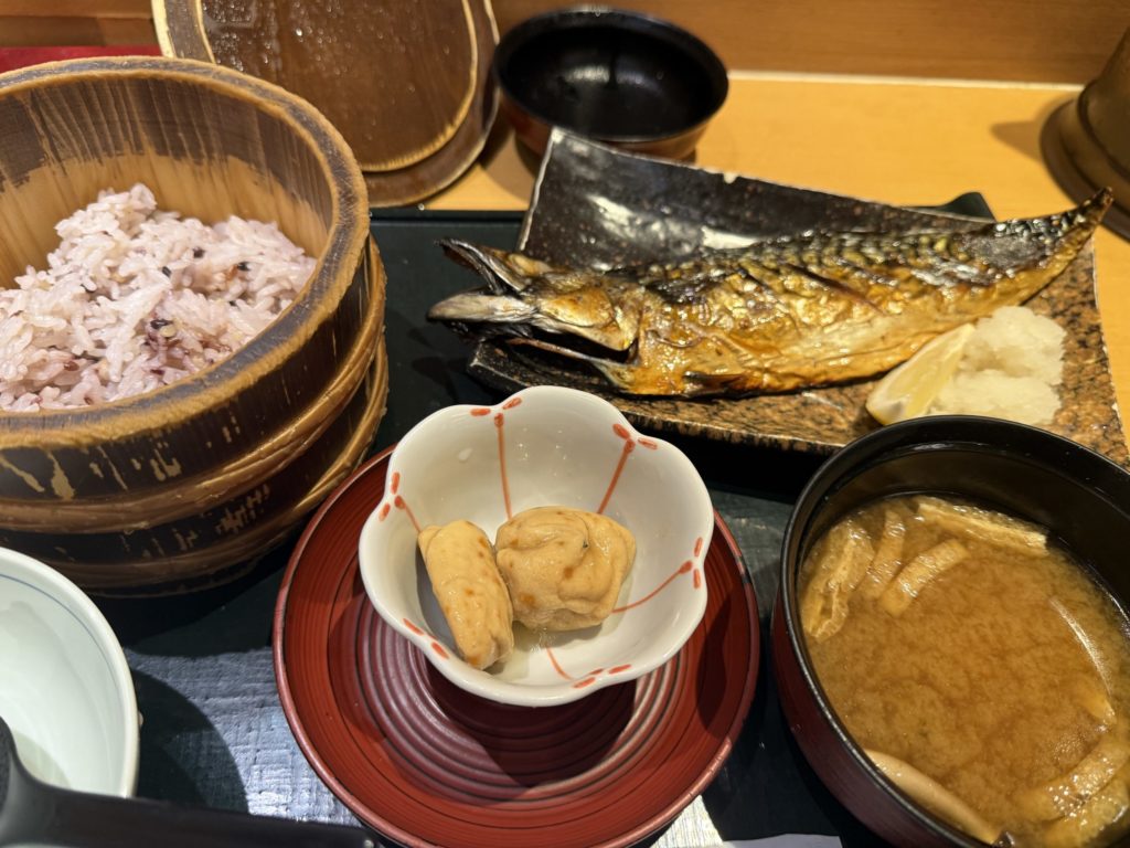 ためつ食堂のトロ鯖干物炙り定食と十穀米