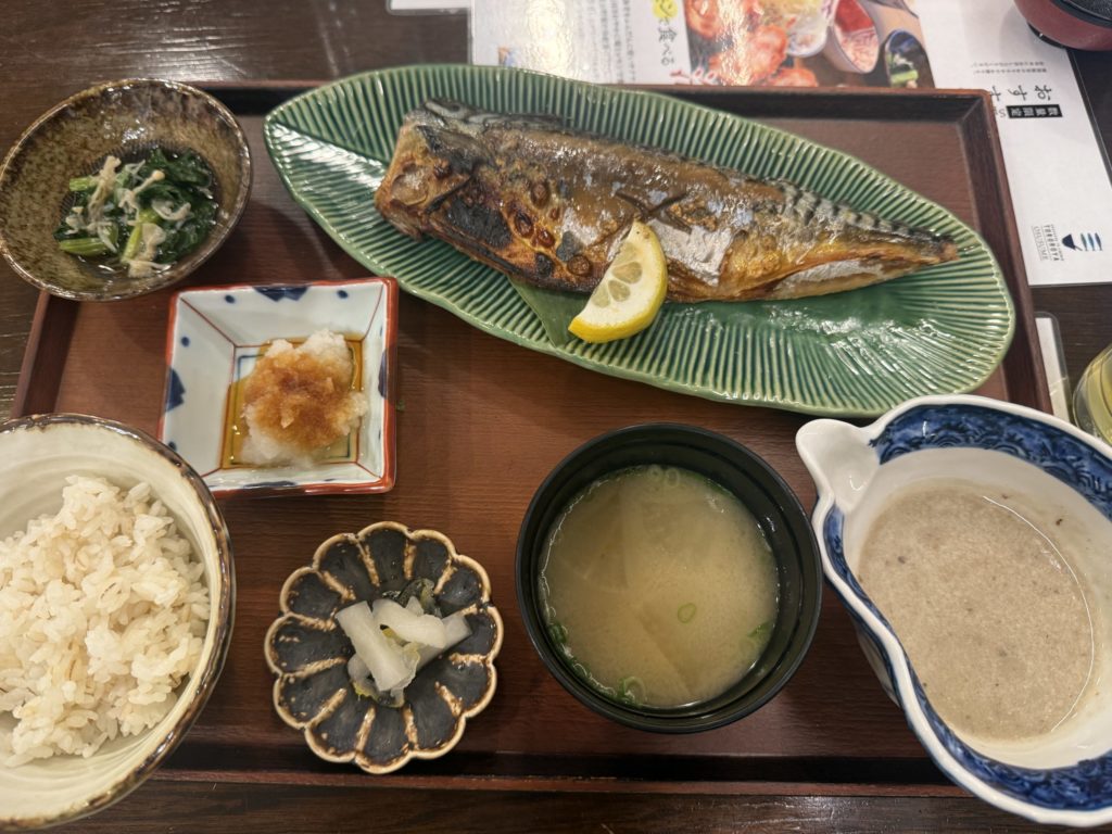 とろろ屋名古屋ラシック店の塩鯖の半身焼き膳