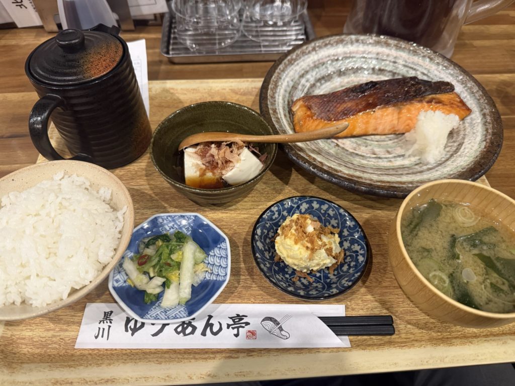 大きな銀鮭が主役の幽庵焼き定食